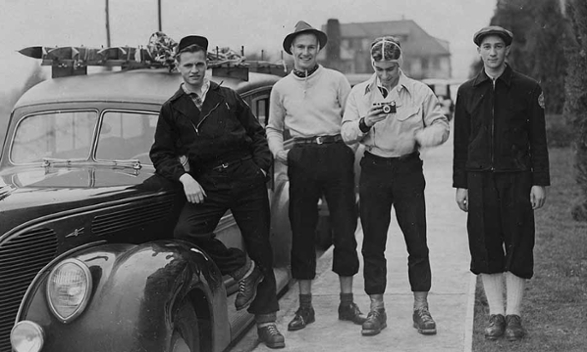 A picture of Ellis Bischoff and members of the Reed Ski Team in 1940
