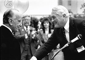 Pucci greets President Paul Bragdon at Reed’s 75th anniversary in 1987. (Note the blurry but still recognizable figure of Portland Mayor Bud Clark ’57 in the background.)