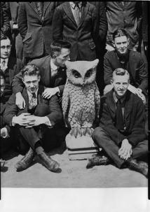 reedhisttxt-the-doyle-owl-with-house-f-students-1920.jpg