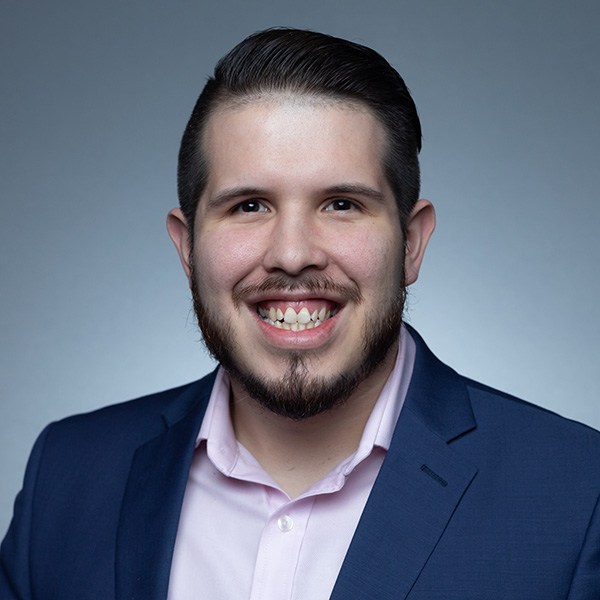 Photo portrait of Oscar Martinez.