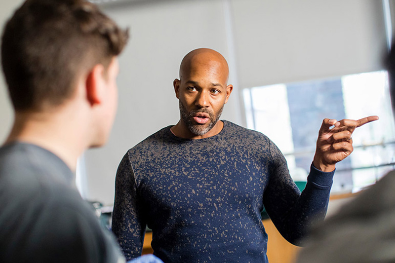 Reed professor Derek Applewhite teaching in a lab