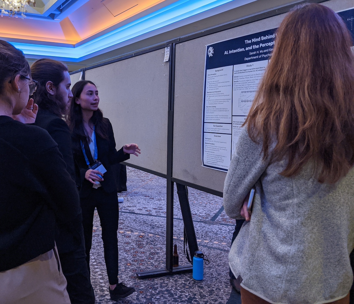 Sarah Wu presenting a poster at Psychonomics 2023