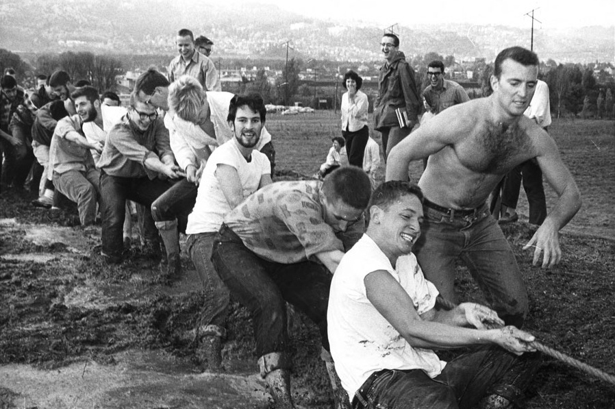 Burly sophomores dig deep in tug-of-war against puny freshmen on Campus Day, 1961.