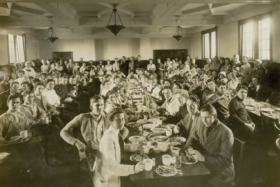 BREAKING BREAD. Students rub elbows in the Winch dining hall in 1913.