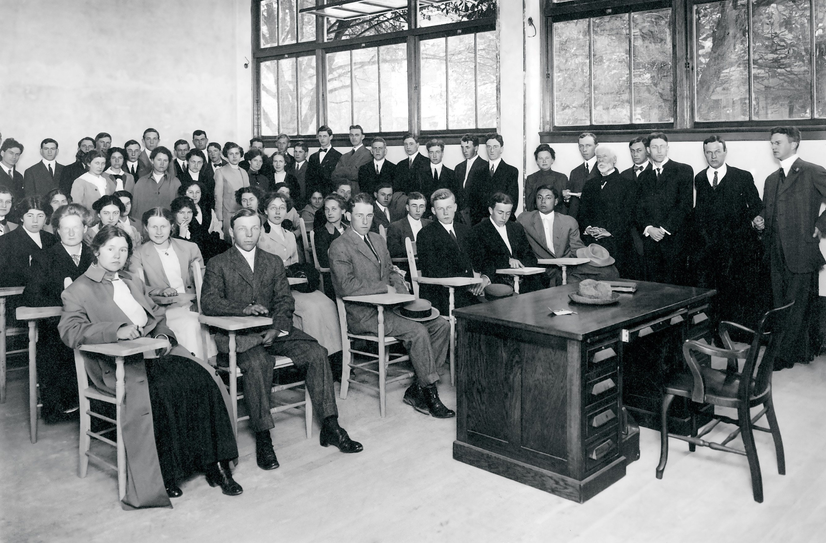 Black and white photo of students 