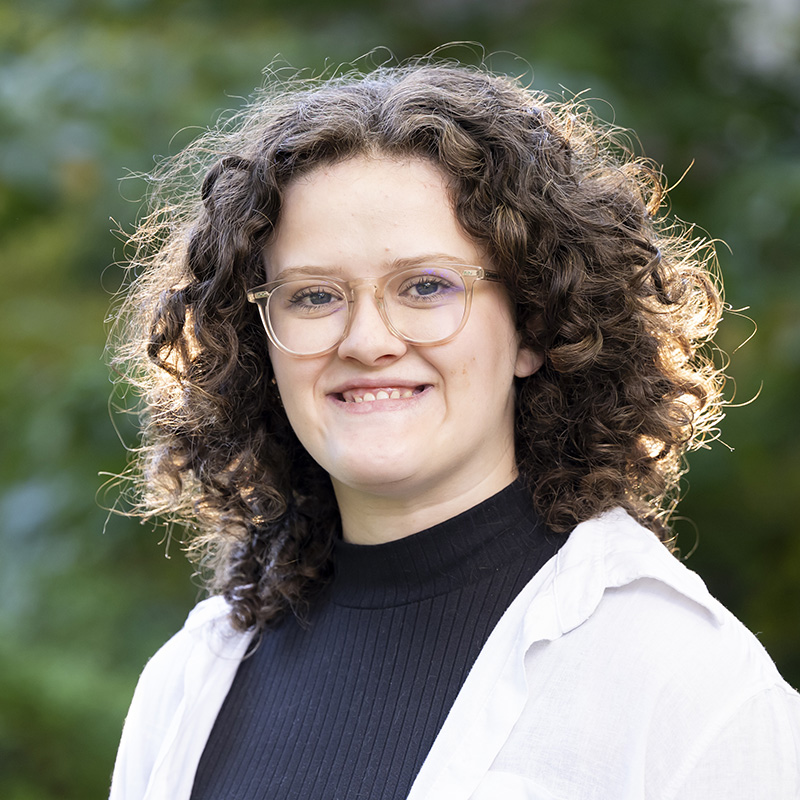 Photo portrait of Cara Nixon, writer, editor.